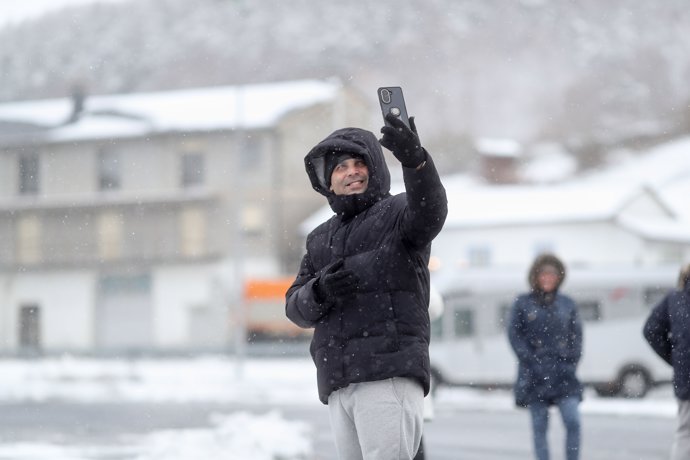 Una persona se hace una foto en la nieve, a 6 de enero de 2026, en Pedrafita do Cebreiro, Lugo, Galicia (España).