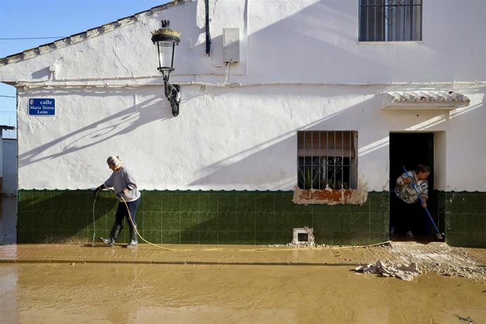 Vecinos de la barriada Doña Ana, en Cártama (Málaga), reparan los daños ocasionados por las lluvias de la borrasca 'Francis'. 