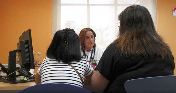 Iratxe Salcedo, responsable Pediatría Osakidetza, y familia proyecto mangols