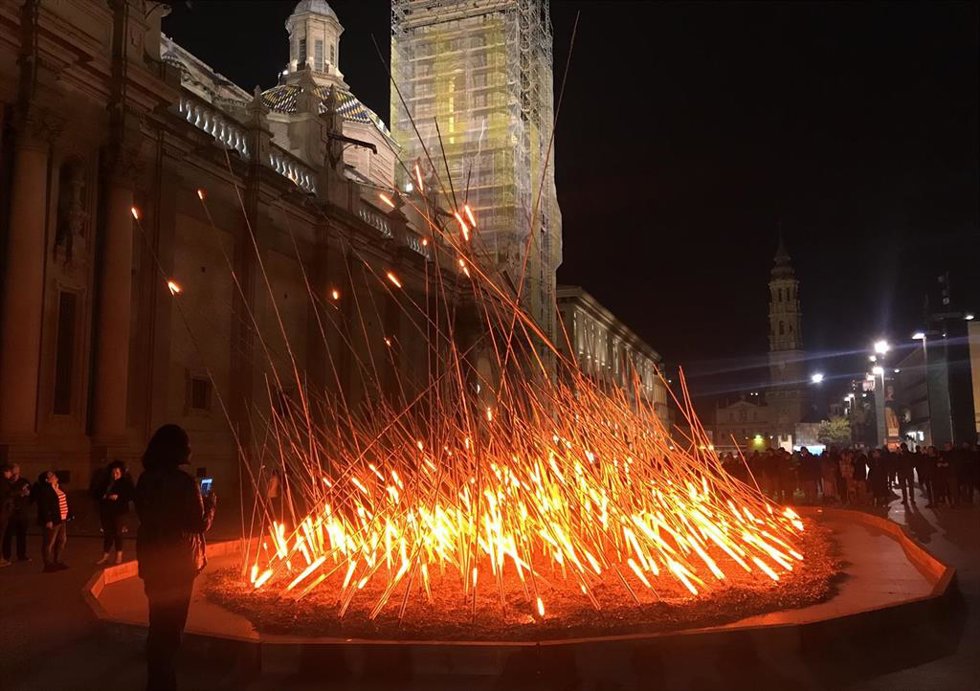 Archivo - Instalación "Sign" en la plaza del Pilar del Festival Zaragoza Luce