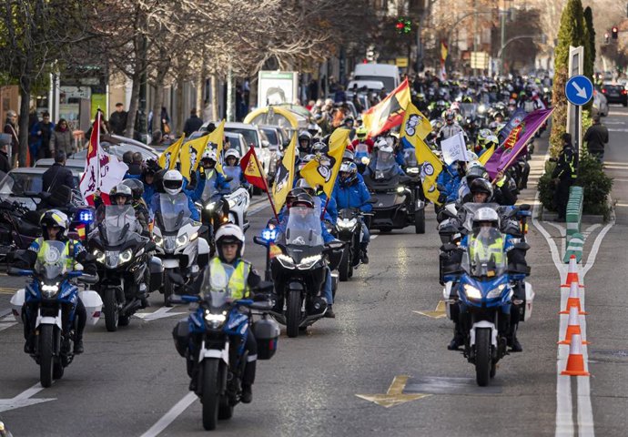 Archivo - Cientos de moteros durante el desfile de banderas de Pingüinos 2025.