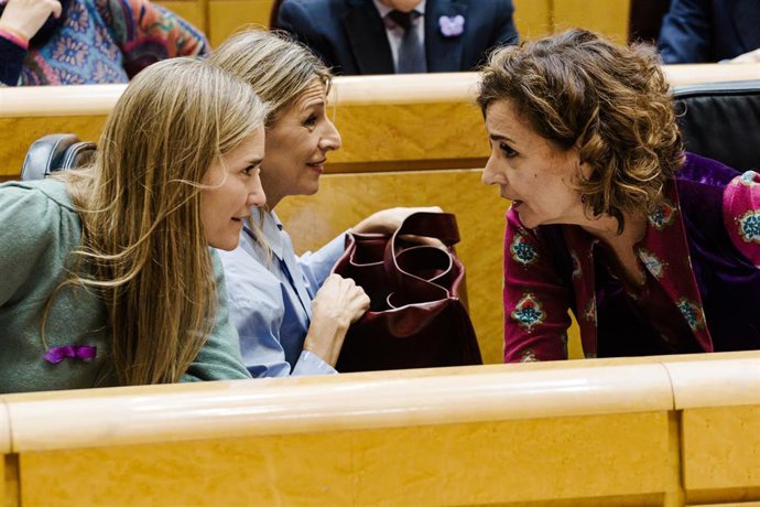Archivo - (I-D) La vicepresidenta y ministra para la Transición Ecológica, Sara Aagesen; la vicepresidenta y ministra de Trabajo, Yolanda Díaz y la vicepresidenta y ministra de Hacienda, María Jesús Montero, n el Senado, a 25 de noviembre de 2025, en Madr
