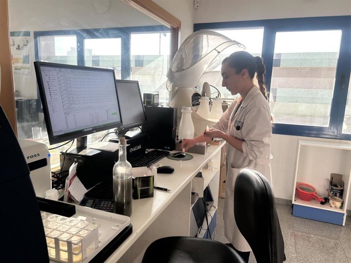 Una investigadora en un laboratorio.