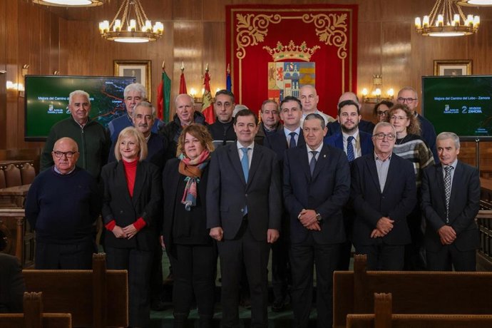 El presidente de la Junta, Alfonso Fernández Mañueco, en el centro, junto con el presidente de la Diputación de Zamora y alcaldes de los municipios afectados.