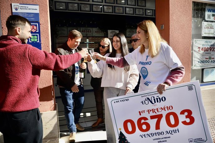 Los afortunados con el primer premio del Sorteo Extraordinario de 'El Niño' 2026 vendido en Administración de Loterías 'La Piedad' en Málaga.