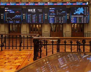 Archivo - Varios paneles del Ibex 35, en el Palacio de la Bolsa, a 19 de junio de 2023, en Madrid (España). 