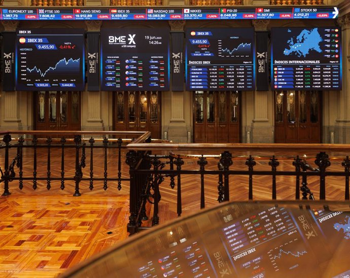 Archivo - Varios paneles del Ibex 35, en el Palacio de la Bolsa, a 19 de junio de 2023, en Madrid (España). El Ibex 35 se alejaba de los 9.500 puntos que llegó a rozar el viernes durante la media sesión de este lunes, al caer un 0,07% y situarse en los 9.