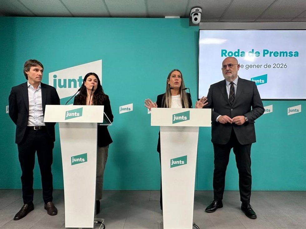 La portavoz de Junts en el Congreso, MIriam Nogueras, acompañada de Eduard Pujol, con la presidenta de Junts en el Parlament, Mnica Sales, acompañada del portavoz parlamentario, Salvador Vergés