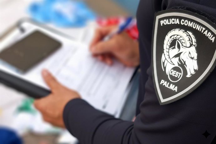 Agente de la Policía Local de Palma tramita un atestado.