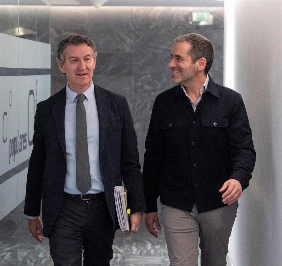 El líder del PP, Alberto Núñez Feijóo, junto al portavoz y vicesecretario de Cultura, Borja Sémper, antes de la reunión del comité de dirección.