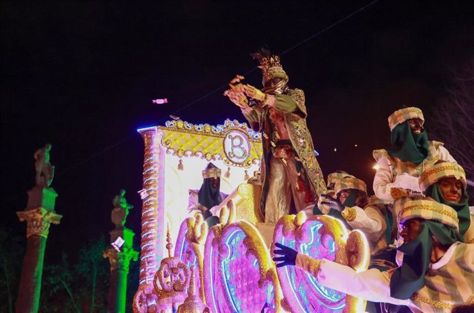 El presidente de la Junta de Andalucía, Juanma Moreno, encarna al Rey Baltasar en la Cabalgata de Reyes Magos de Sevilla