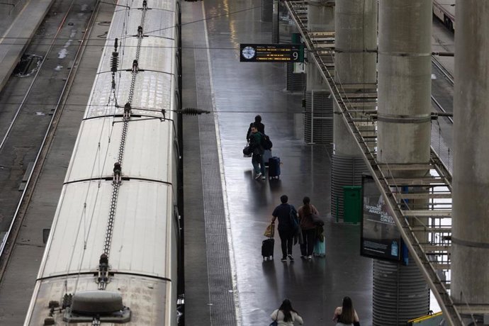 Archivo - Viajeros en la Estación de Atocha durante la operación salida por el puente de la Constitución, a 5 de diciembre de 2025