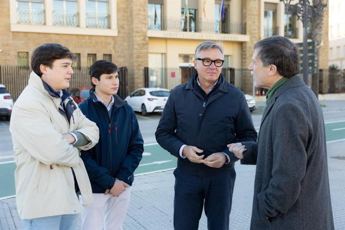 El portavoz del grupo Vox en el Parlamento andaluz, Manuel Gavira (c.), este miércoles en Chipiona (Cádiz)