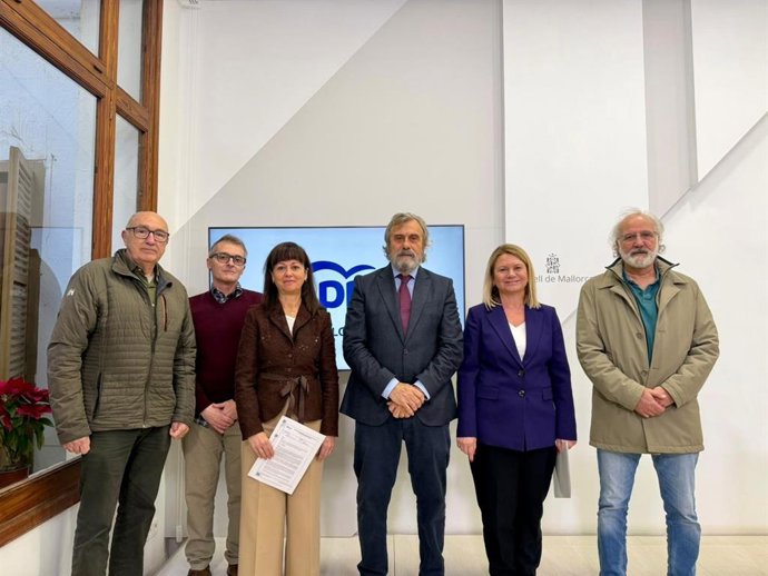 El presidente de Simebal, Miguel Lázaro, y la portavoz del PP en el Consell de Mallorca, Núria Riera, en la presentación de la moción.