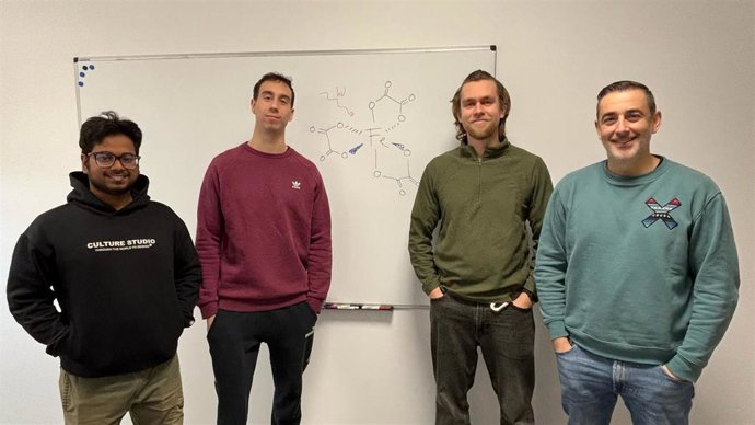 El investigador Fabio Juliá, primero por la derecha, junto a su grupo de la UMU