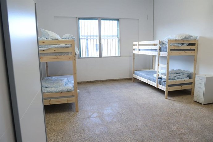Una de las habitaciones del nuevo recurso de atención de emergencia para menores migrantes habilitado en el antiguo acuartelamiento de Son Tous.