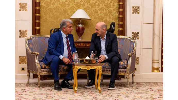 El presidente del FC Barcelona, Joan Laporta, se reúne en Yeda (Arabia Saudí) con el presidente de la RFEF, Rafael Louzán, en la previa de la Supercopa de España