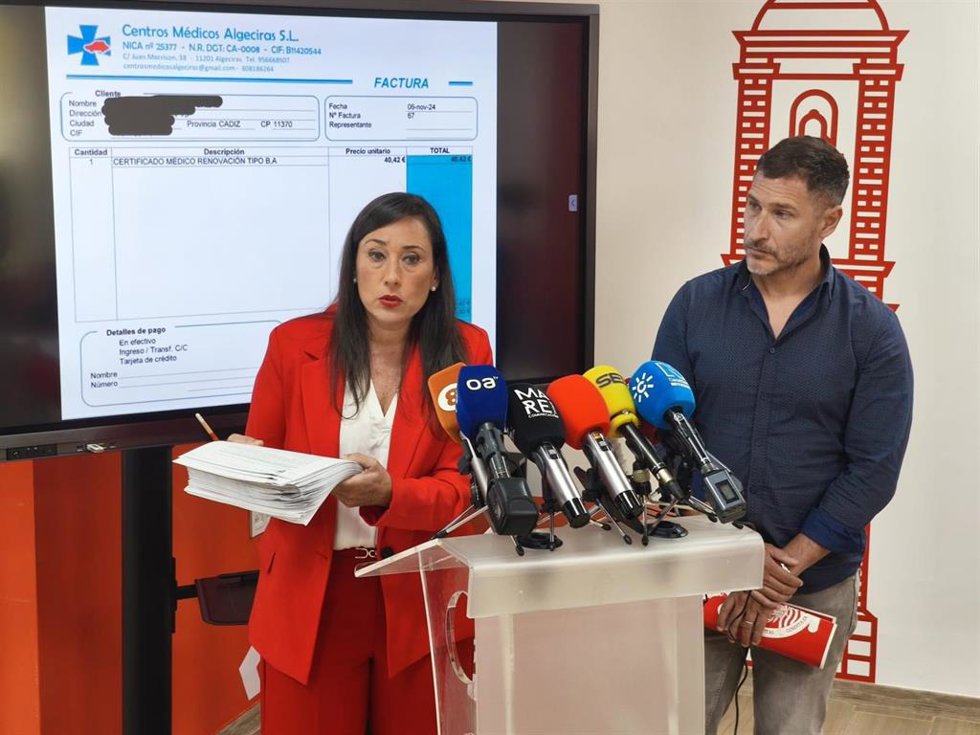 Archivo - La secretaria general del PSOE de Algeciras y portavoz del Grupo Municipal Socialista, Rocío Arrabal, junto al secretario de organización de la Ejecutiva local y viceportavoz, Fran Fernández, durante la rueda de prensa. ARCHIVO.