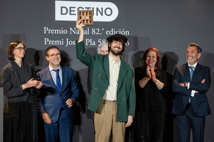El escritor David Uclés muestra el galardón tras ganar el 82º Premio Nadal con 'La ciudad de las luces muertas'.