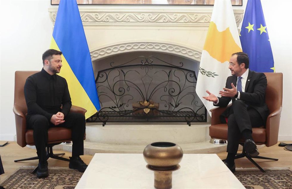El presidente ucraniano, Volodimir Zelenski, con el presidente de Chipre, Nikos Christodoulides.