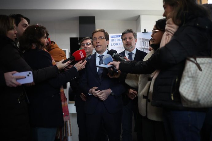 El alcalde de Madrid, José Luis Martínez-Almeida (c), acompañado por el delegado de Políticas de Vivienda, Álvaro González (i), y el concejal de Barajas, Juan Peña (d), atiende a los medios 