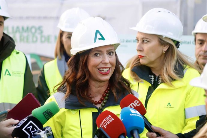 La consejera de Fomento, Articulación del Territorio y Vivienda, Rocío Díaz, atiende a los medios. Archivo.