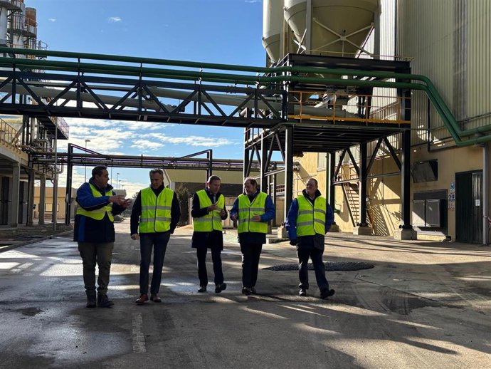 El consejero de Medio Ambiente, Agricultura e Interior de la Comunidad de Madrid, Carlos Novillo, visita la planta de tratamiento de lodos del Canal de Isabel II en Loeches.