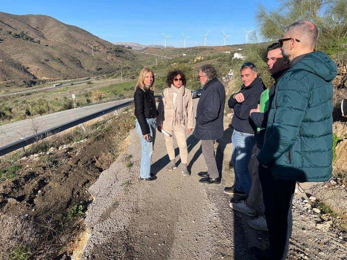 La diputada provincial de Fomento e Infraestructuras, Nieves Atencia, ha visitado la zona junto a la alcaldesa de Carratraca, Marian Fernández, y técnicos municipales y del servicio de Vías y Obras de la Diputación de Málaga.