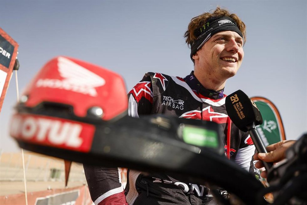 El piloto español Tosha Schareina (Honda), en el Rally Dakar 2026. 