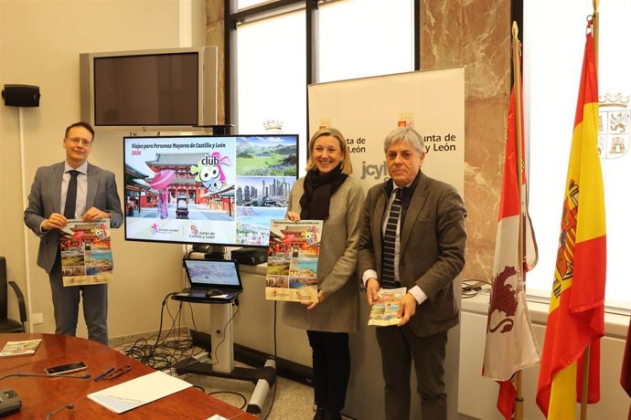 La vicepresidenta de la Junta y consejera de Familia e Igualdad de Oportunidades, Isabel Blanco (centro), junto al delegado territorial de la Junta en León, Eduardo Diego, en la presentación de la oferta de viajes del 'Club de los 60' para 2026.