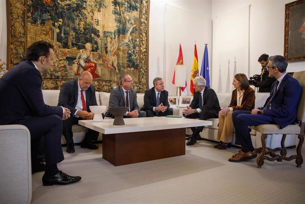 El presidente regional, Emiliano García-Page y el presidente de Telefónica España, Borja Ochoa, mantienen un encuentro.