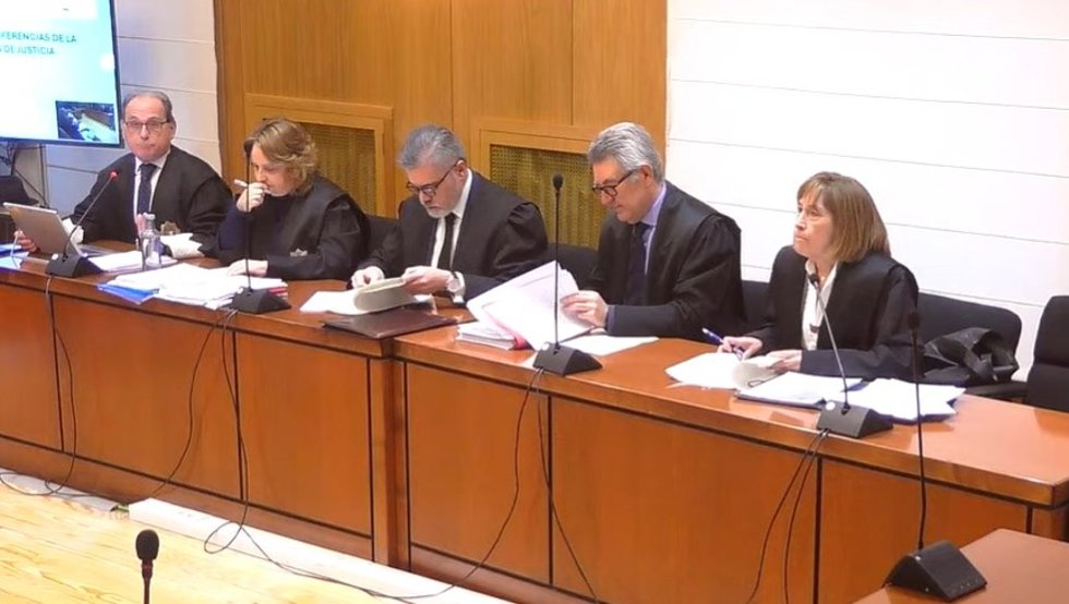 El primero por la izquierda, el Fiscal Anticorrupción, Tomás Herranz, durante la exposición de su informe final en el juicio de la 'trama eólica'.