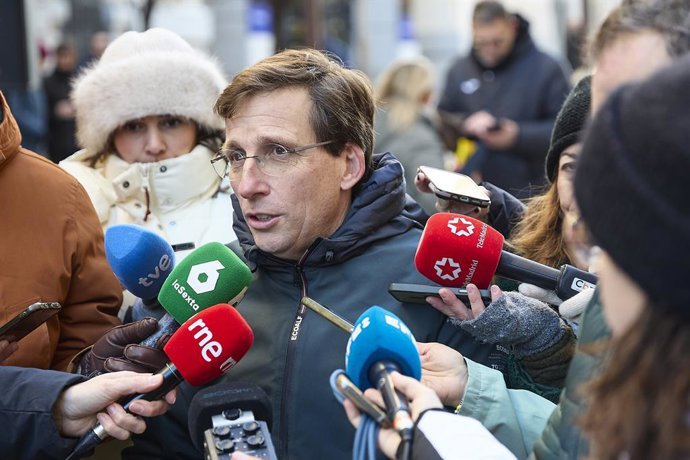 El alcalde de Madrid, José Luis Martínez-Almeida, acompañado por el delegado de Urbanismo, Medio Ambiente y Movilidad, Borja Carabante, recibe a los Reyes Magos de la tradicional cabalgata del taxi, organizada por la Federación Profesional del Taxi de Mad