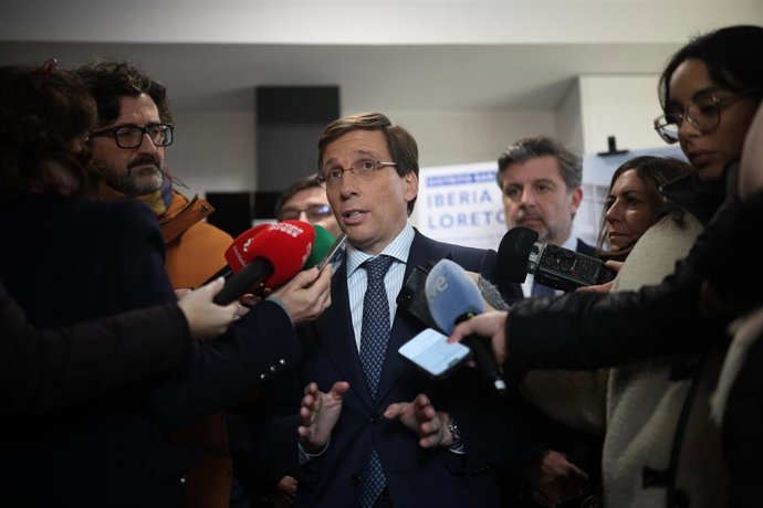 El alcalde de Madrid, José Luis Martínez-Almeida, atiende a los medios durante una visita a la promoción Iberia Loreto 1 en el distrito de Barajas