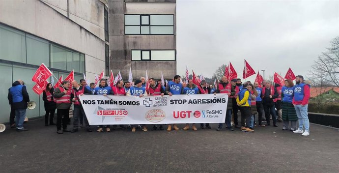 Concentración de seguridad privada sanitaria ante la Consellería de Sanidade, en Santiago de Compostela