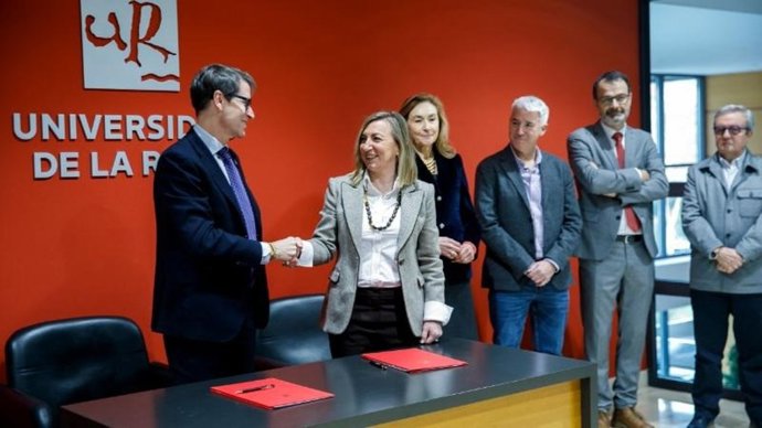 El presidente del Gobierno, Gonzalo Capellán, y la rectora de la UR, Eva Sanz, han firmado un convenio para financiar con 1,4 millones la adecuación del edificio Ciencias de la Salud I