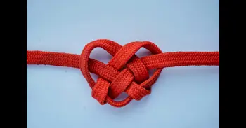 Todo el mundo lo intenta y pocos lo consiguen: el truco para deshacer los nudos imposibles de bolsas de plástico