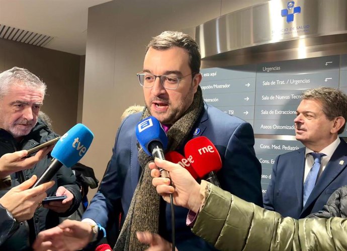 El presidente del Principado de Asturias, Adrián Barbón, durante la inauguración del Centro de Salud de Sotrondio, SMRA.