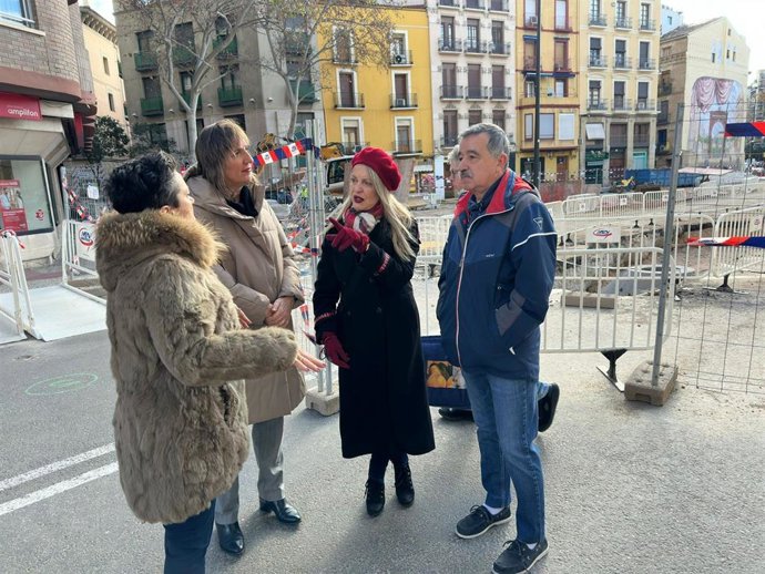 Las concejalas del PSOE en el Ayuntamiento de Zaragoza Lola Ranera y Ros Cihuelo visitan las obras de la plaza San Miguel.
