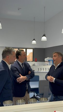 El conseller de Empresa, Autónomos y Energía, Alejandro Sáenz de San Pedro, en su visita a la empresa NexBiolínea.