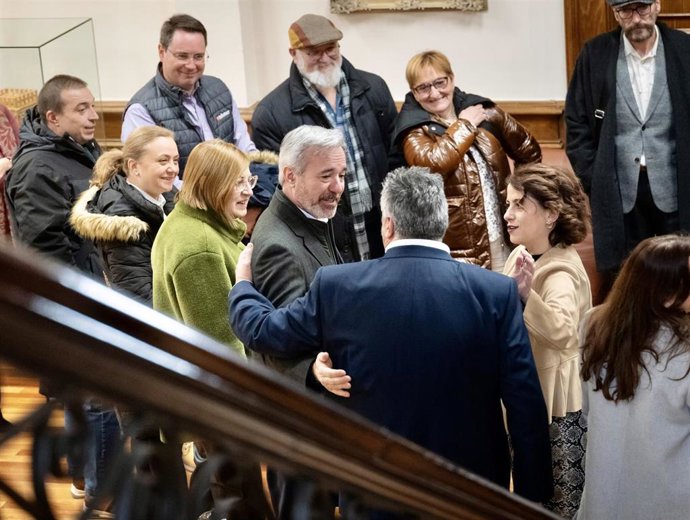 El presidente del Gobierno de Aragón, Jorge Azcón, y la alcaldesa de Teruel, Emma Buj, con representantes de la Fundación Bodas de Isabel y de las asociaciones que impulsan el evento.