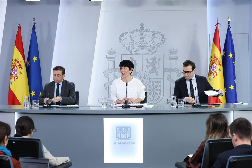 La ministra de Seguridad Social, Inclusión y Migraciones y portavoz del Gobierno, Elma Saiz (c), acompañada por el ministro de Economía, Carlos Cuerpo (d), y el ministro de Asuntos Exteriores, Unión Europea y Cooperación, José Manuel Albares (i)