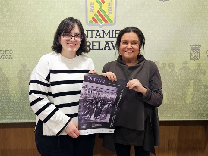 La comisaria Sara del Hoyo y la concejala de Cultura, Esther Vélez, presentan la exposición 'Obreras. Las mujeres en la Siace'