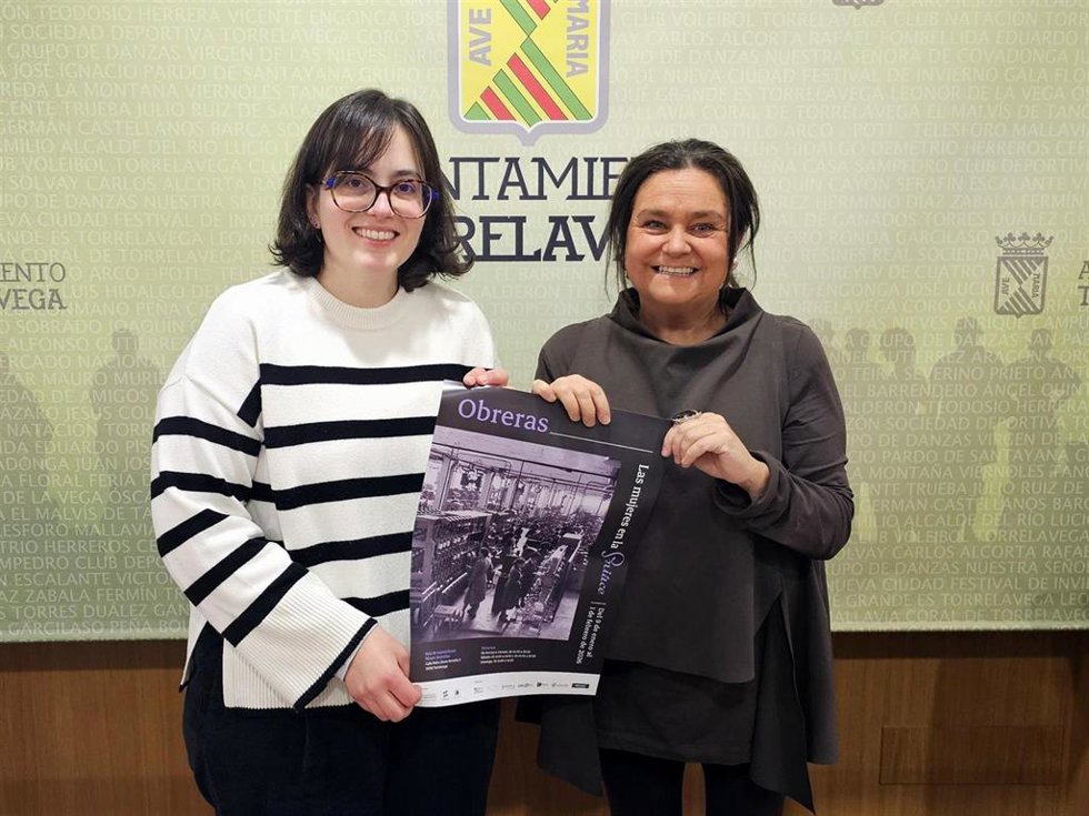 La comisaria Sara del Hoyo y la concejala de Cultura, Esther Vélez, presentan la exposición 'Obreras. Las mujeres en la Siace'