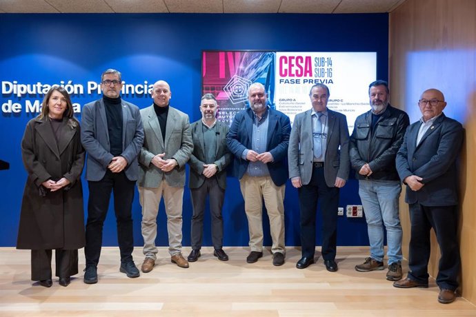 El diputado de Deportes, Juan Rosas; el delegado de Deporte de la Junta en Málaga, Carlos García; el alcalde de Villanueva de Tapia, Dionisio Aguilera; el presidente de la RFAF, Pedro Curtido; y el responsable de fútbol sala de la RFAF, Rafael Hidalgo.
