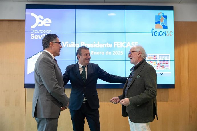 Fernández saluda al presidente de Feicase (d), en presencia del secretario general de la entidad, antes de un encuentro institucional en la Diputación.