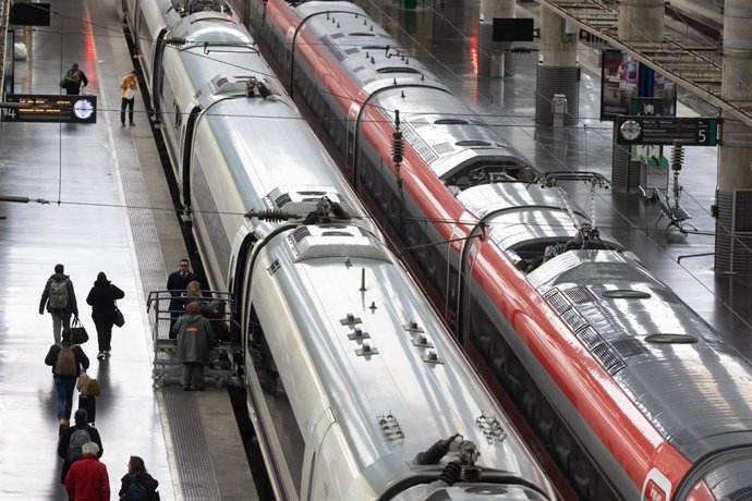Archivo - Trenes en la estación de Atocha (Madrid).