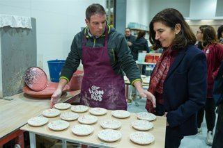 La consejera de Empleo, Empresa y Trabajo Autónomo de la Junta de Andalucía, Rocío Blanco, visita las instalaciones del taller Ivanros tras hacer entrega de la Carta de Maestro Artesano de Andalucía al mismo.