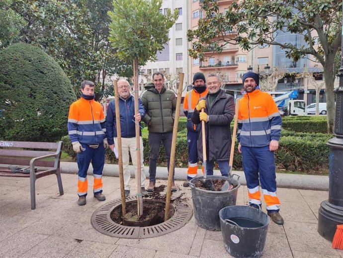 El alcalde de Logroño, Conrado Escobar, tras plantar un madroño