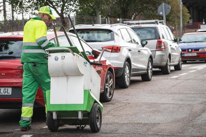 Archivo - Trabajadores de limpieza durante la Feria de Mérida